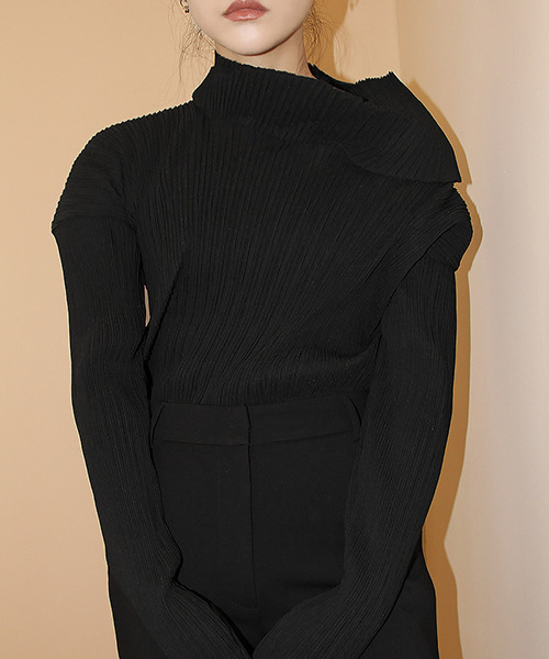 chuclla(チュクラ)の「【chuclla】【2021/AW】contraction high neck bottomed pleated tops chw21a001(Tシャツ/カットソー・レディース・ブラック・L/S)」の2枚目の写真
