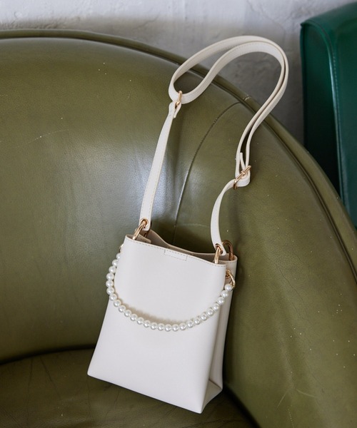 mysty woman(ミスティウーマン)の「アソートチェーンミニバッグ 957109(ショルダーバッグ・レディース・オフホワイト/ブラック/ベージュ・FREE)」の2枚目の写真