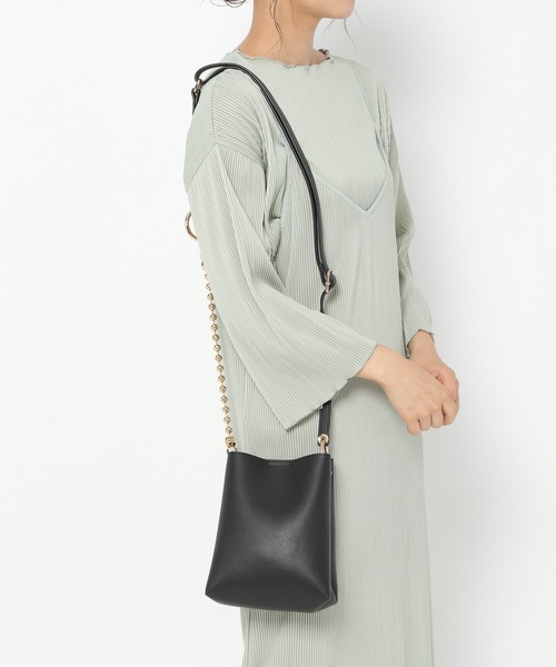 mysty woman(ミスティウーマン)の「アソートチェーンミニバッグ 957109(ショルダーバッグ・レディース・オフホワイト/ブラック/ベージュ・FREE)」の15枚目の写真