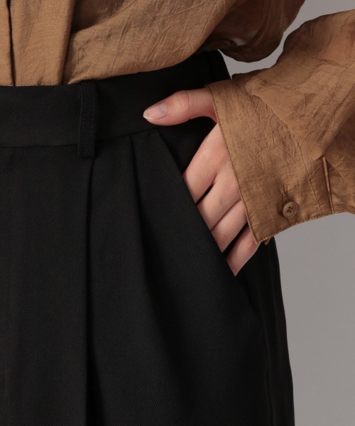 LOWRYS FARM(ローリーズファーム)の「ツイルタックテーパードパンツ 215163(スラックス・レディース・ブラック/ブルー/オレンジ・SHORT/TALL)」の13枚目の写真