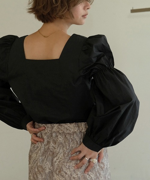 Bab（バブ）の「【WEB限定】シャーリングショルダーブラウス（シャツ/ブラウス・レディース・ブラック/ブラウン/オフホワイト・M）」の2枚目の写真