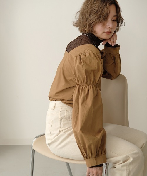 Bab（バブ）の「【WEB限定】シャーリングショルダーブラウス（シャツ/ブラウス・レディース・ブラック/ブラウン/オフホワイト・M）」の4枚目の写真