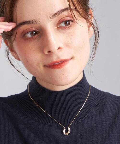 green label relaxing(グリーンレーベルリラクシング)の「Uモチーフ プチ ネックレス(ネックレス・レディース・ゴールド/シルバー・FREE)」の2枚目の写真
