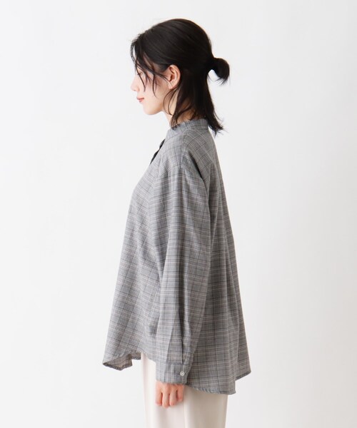 SHOO・LA・RUE（シューラルー）の「◆ビエラ風バンドカラーシャツ（シャツ/ブラウス・レディース・ライトベージュ/ブラック系1/ベージュ系その他2/ブラウン系/パープル系4・02/03/04）」の7枚目の写真