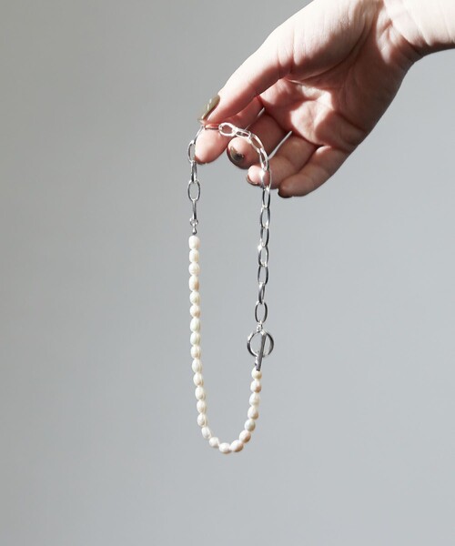 Firsthand（ファーストハンド）の「Firsthand/ファーストハンド PEARL CHAIN MANTEL NECKLACE / 淡水パールチェーンマンテルネックレス（ネックレス・レディース・シルバー/ゴールド・ONE SIZE）」の4枚目の写真