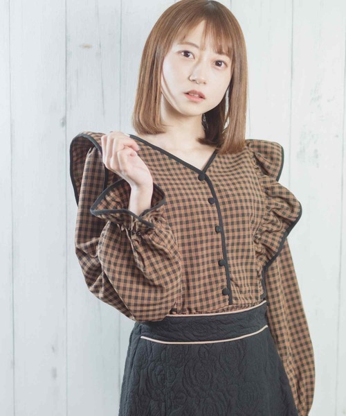 Hamble by Par Avion(ハンブルバイパラビオン)の「肩フリルブラウス(シャツ/ブラウス・レディース・ブラウン/グリーン・ONESIZE)」の1枚目の写真