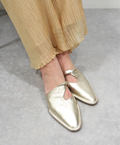 apres（アプレ）の「【撥水】ソフトレザーミュールサンダル　-8650379（サンダル・レディース・ブラック/グリーン/プラチナム・23.5cm/24.5cm/23.0cm/24.0cm/22.5cm）」の3枚目の写真