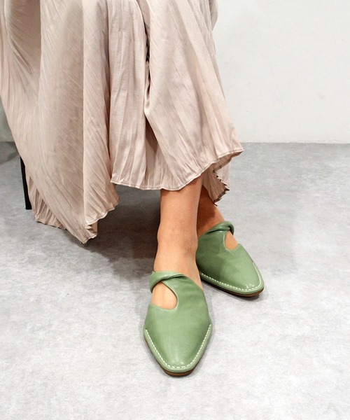 apres（アプレ）の「【撥水】ソフトレザーミュールサンダル　-8650379（サンダル・レディース・ブラック/グリーン/プラチナム・23.5cm/24.5cm/23.0cm/24.0cm/22.5cm）」の21枚目の写真