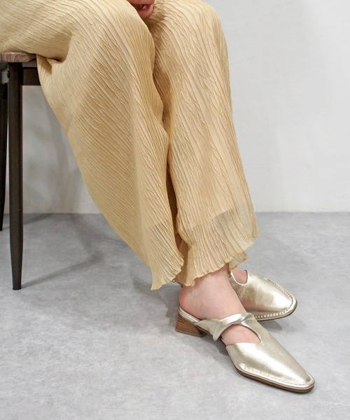 apres（アプレ）の「【撥水】ソフトレザーミュールサンダル　-8650379（サンダル・レディース・ブラック/グリーン/プラチナム・23.5cm/24.5cm/23.0cm/24.0cm/22.5cm）」の4枚目の写真