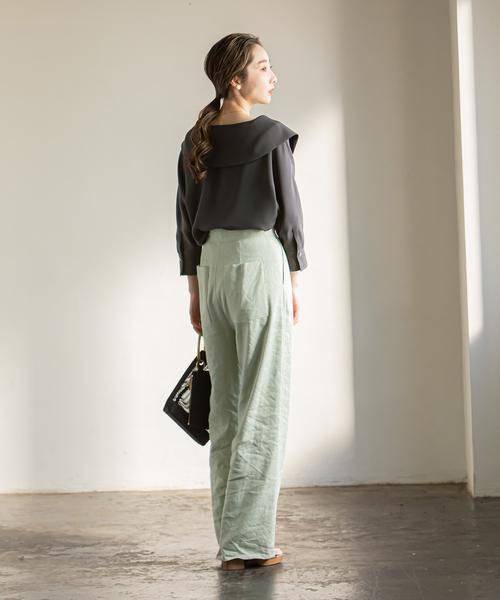 Noble（ノーブル）の「スムージーサテンビッグカラーブラウス（シャツ/ブラウス・レディース・ホワイト/チャコールグレー・FREE）」の6枚目の写真