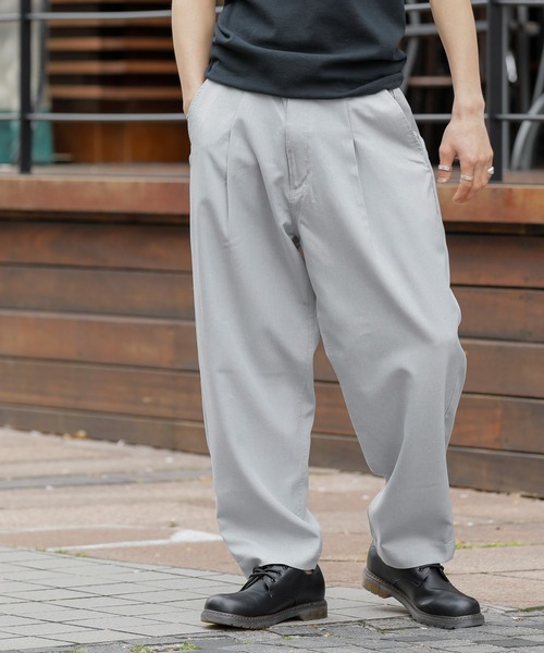 Beno（ビーノ）の「ポリトロ タックワイドテーパードパンツ（スラックス・メンズ・グレイッシュブルー/アイボリー/ダークグリーン/オフホワイト/ブラック/ライトグレー・M/L）」の20枚目の写真