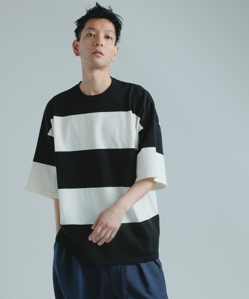 ADAM ET ROPE'（アダムエロペ）の「【WEB限定】ビッグボーダー ハーフスリーブ ルーズニット Tシャツ（Tシャツ/カットソー・メンズ・ブラック/ネイビー/ピンク・M/L）」の2枚目の写真