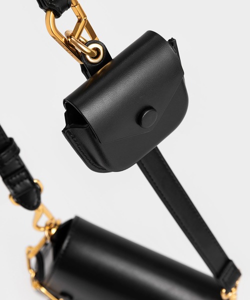 CHARLES & KEITH(チャールズ & キース)の「アンバー チェーンハンドルロングクロスボディバッグ / Amber Chain-Handle Long Crossbody Bag(ショルダーバッグ・レディース・ブラック/レンガ/ブルー系その他3・S)」の5枚目の写真