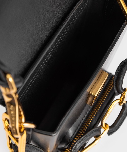 CHARLES & KEITH(チャールズ & キース)の「アンバー チェーンハンドルロングクロスボディバッグ / Amber Chain-Handle Long Crossbody Bag(ショルダーバッグ・レディース・ブラック/レンガ/ブルー系その他3・S)」の7枚目の写真