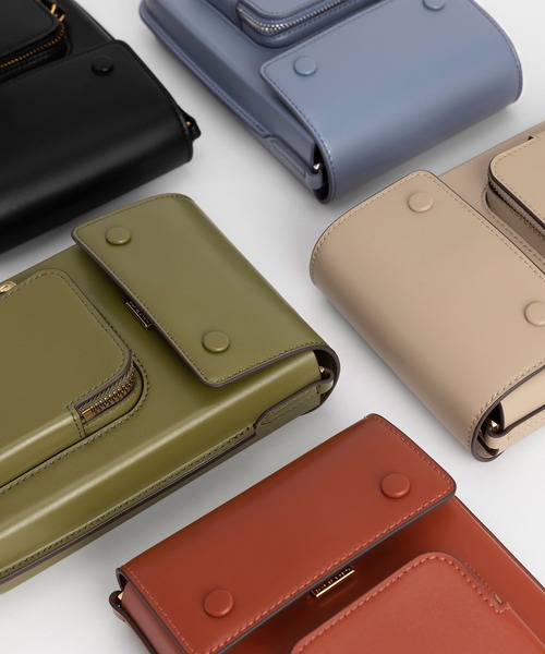 CHARLES & KEITH(チャールズ & キース)の「アンバー チェーンハンドルロングクロスボディバッグ / Amber Chain-Handle Long Crossbody Bag(ショルダーバッグ・レディース・ブラック/レンガ/ブルー系その他3・S)」の14枚目の写真