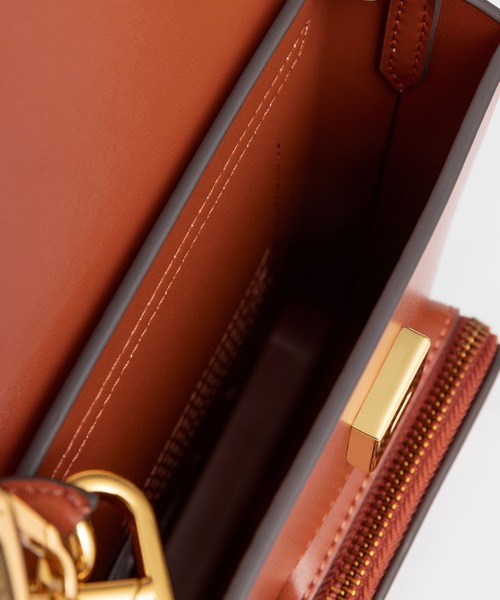 CHARLES & KEITH(チャールズ & キース)の「アンバー チェーンハンドルロングクロスボディバッグ / Amber Chain-Handle Long Crossbody Bag(ショルダーバッグ・レディース・ブラック/レンガ/ブルー系その他3・S)」の15枚目の写真