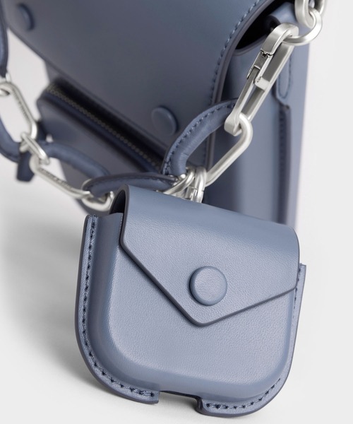 CHARLES & KEITH(チャールズ & キース)の「アンバー チェーンハンドルロングクロスボディバッグ / Amber Chain-Handle Long Crossbody Bag(ショルダーバッグ・レディース・ブラック/レンガ/ブルー系その他3・S)」の10枚目の写真