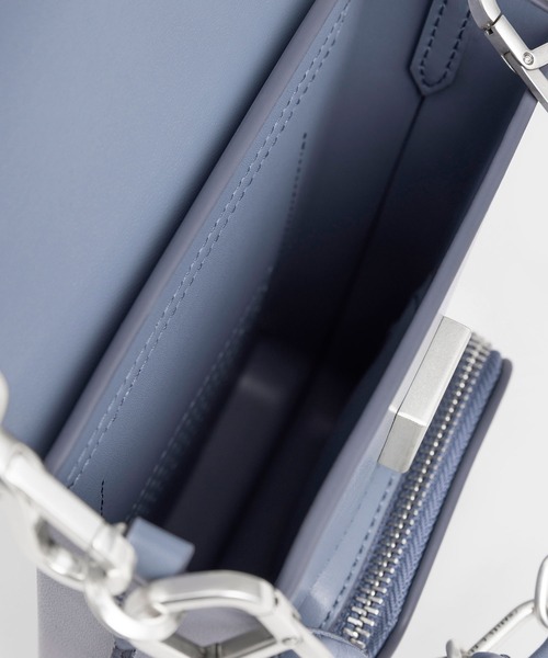 CHARLES & KEITH(チャールズ & キース)の「アンバー チェーンハンドルロングクロスボディバッグ / Amber Chain-Handle Long Crossbody Bag(ショルダーバッグ・レディース・ブラック/レンガ/ブルー系その他3・S)」の11枚目の写真