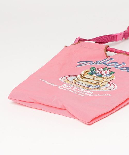 Ball&Chain（ボールアンドチェーン）の「[BALL&CHAIN/ボールアンドチェーン] DELICIOUS 刺繍デザインナイロンバッグ スモールサイズ（ショルダーバッグ・レディース・ピンク・S）」の2枚目の写真