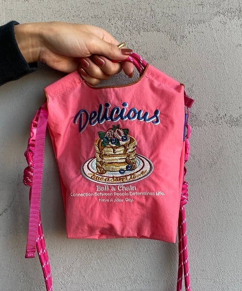 Ball&Chain（ボールアンドチェーン）の「[BALL&CHAIN/ボールアンドチェーン] DELICIOUS 刺繍デザインナイロンバッグ スモールサイズ（ショルダーバッグ・レディース・ピンク・S）」の8枚目の写真