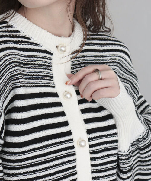 fredy emue(フレディエミュ)の「パール釦ボリュームスリーブカーディガン(カーディガン/ボレロ・レディース・オフホワイト/ブルー系その他/ホワイト系その他/ネイビー・38)」の1枚目の写真