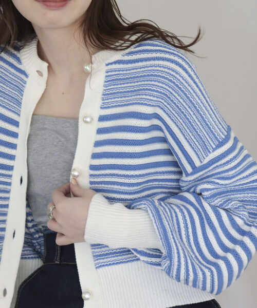 fredy emue(フレディエミュ)の「パール釦ボリュームスリーブカーディガン(カーディガン/ボレロ・レディース・オフホワイト/ブルー系その他/ホワイト系その他/ネイビー・38)」の4枚目の写真