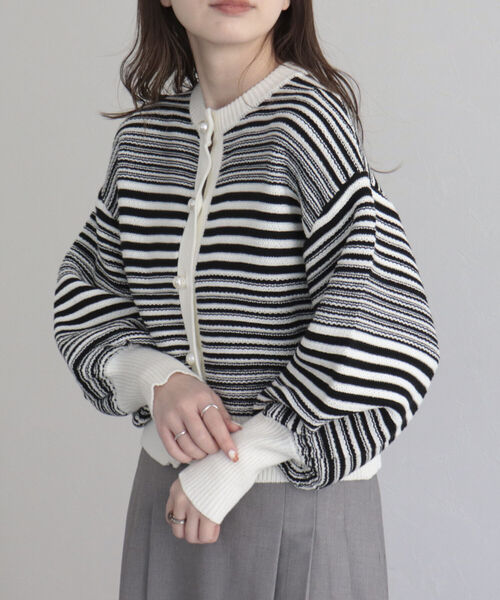 fredy emue(フレディエミュ)の「パール釦ボリュームスリーブカーディガン(カーディガン/ボレロ・レディース・オフホワイト/ブルー系その他/ホワイト系その他/ネイビー・38)」の13枚目の写真