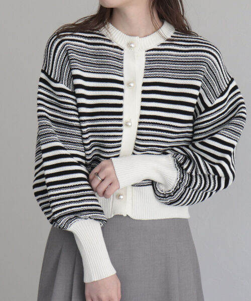 fredy emue(フレディエミュ)の「パール釦ボリュームスリーブカーディガン(カーディガン/ボレロ・レディース・オフホワイト/ブルー系その他/ホワイト系その他/ネイビー・38)」の14枚目の写真