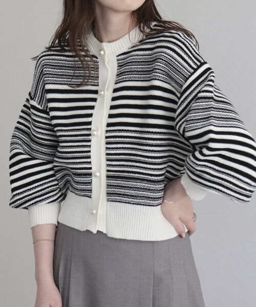 fredy emue(フレディエミュ)の「パール釦ボリュームスリーブカーディガン(カーディガン/ボレロ・レディース・オフホワイト/ブルー系その他/ホワイト系その他/ネイビー・38)」の16枚目の写真