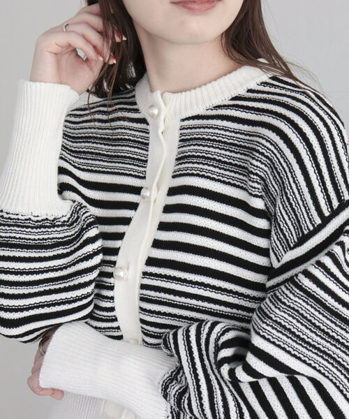 fredy emue(フレディエミュ)の「パール釦ボリュームスリーブカーディガン(カーディガン/ボレロ・レディース・オフホワイト/ブルー系その他/ホワイト系その他/ネイビー・38)」の18枚目の写真