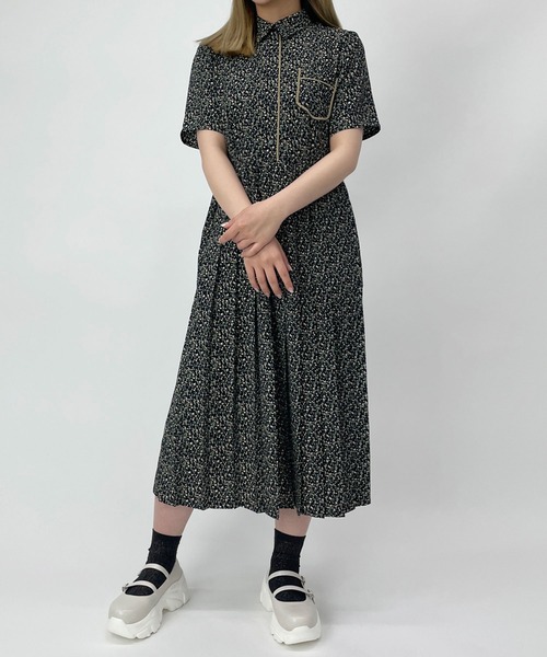 179/WG(イチナナキュウダブルジー)の「小花柄ロングプリーツワンピース(ワンピース・レディース・ブラック/ブルー/オフホワイト・MEDIUM)」の19枚目の写真