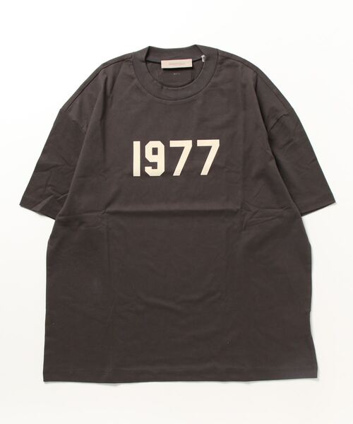 FOG ESSENTIALS（エフオージーエッセンシャルズ）の「FOG ESSENTIALS 1977LOGO  T-SHIRT エッセンシャルズ 1977ロゴ Tシャツ（Tシャツ/カットソー・メンズ・グレー系その他2/ブラック系その他/グレー系その他・L/XXL/XL/M/S）」の2枚目の写真