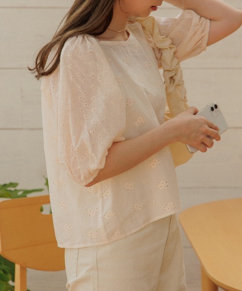flower（フラワー）の「エンブロイダリーパフトップ（シャツ