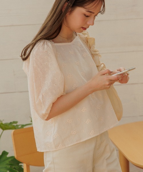 flower（フラワー）の「エンブロイダリーパフトップ（シャツ