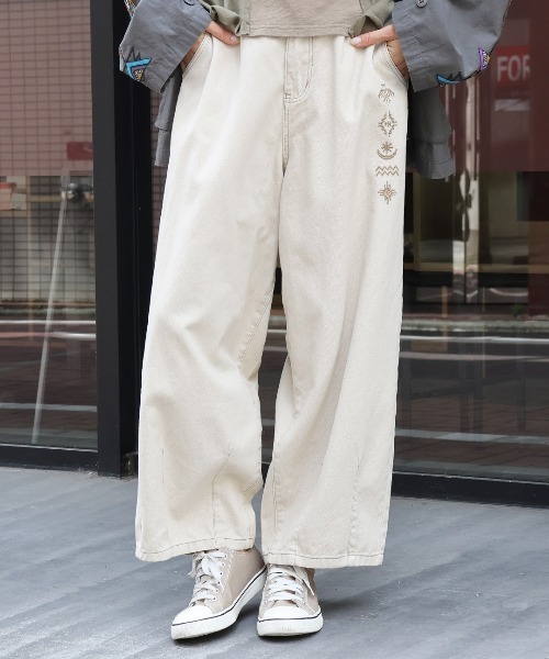 チチカカ（チチカカ）の「ツイル＆デニム刺繍サーカスパンツ（デニムパンツ・レディース・インディゴブルー/アイボリー/カーキ・FREE）」の2枚目の写真