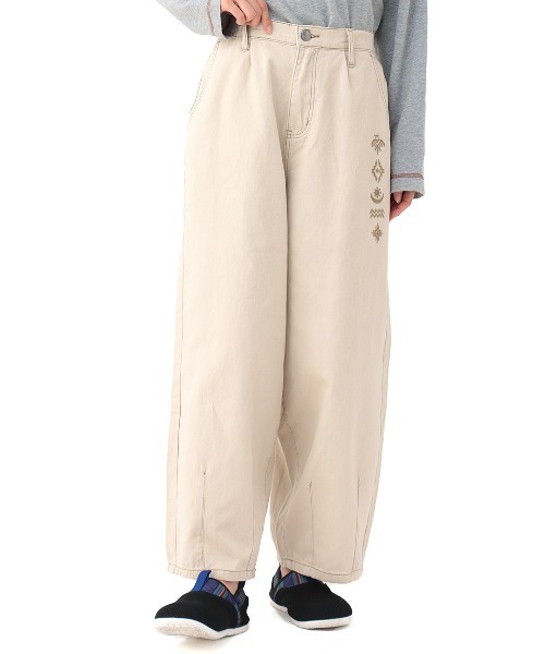 チチカカ（チチカカ）の「ツイル＆デニム刺繍サーカスパンツ（デニムパンツ・レディース・インディゴブルー/アイボリー/カーキ・FREE）」の8枚目の写真