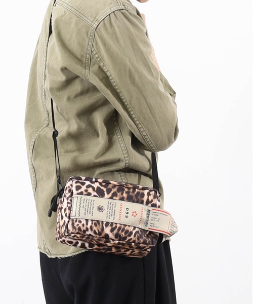COOCO(クーコ)の「オリジナル柄テープ2層ポーチ2WAYショルダー(ショルダーバッグ・レディース・ブラック/ブルー/ベージュ/カーキ/レオパード・9)」の5枚目の写真