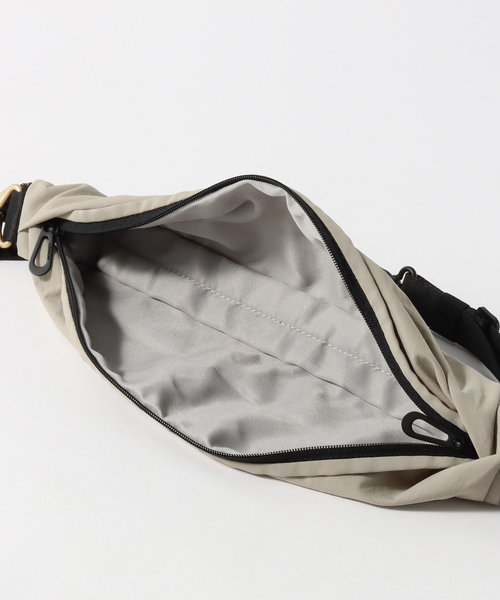 Cote&Ciel（コートエシエル）の「COTE＆CIEL Adda / 29053（ボディバッグ/ウエストポーチ・メンズ・ベージュ・FREE）」の7枚目の写真