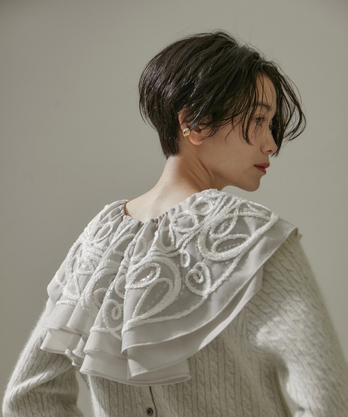SALON adam et rope'（サロン アダム エ ロペ）の「オーガンジーエンブロイダリーラッフルストール/付け襟（ストール/ショール・レディース・ベージュ/ブラック・FREE）」の2枚目の写真