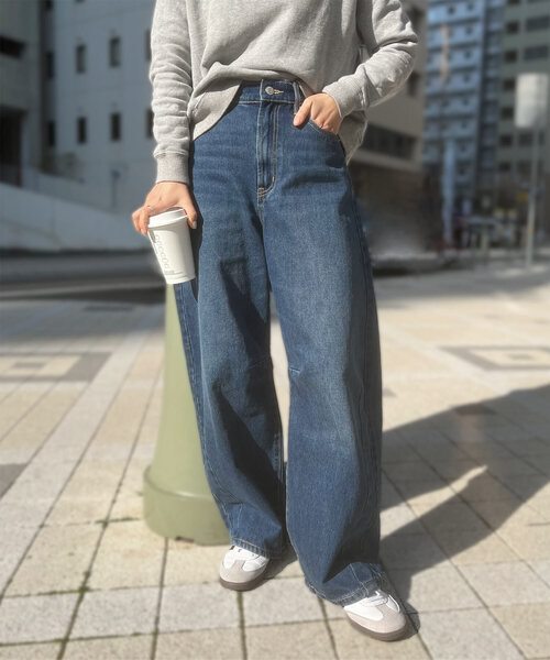 KOBE LETTUCE(コウベレタス)の「カーブラインコクーンデニム(デニムパンツ・レディース・ブルー/インディゴブルー/ブラック・M)」の1枚目の写真