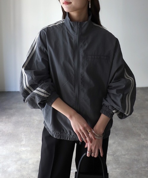 Riberry（リベリー）の「配色ダブルジップナイロントラックジャケット（ブルゾン・レディース・アイボリー/ブラック/グレイッシュベージュ/チャコールグレー/ベージュ・FREE）」の13枚目の写真