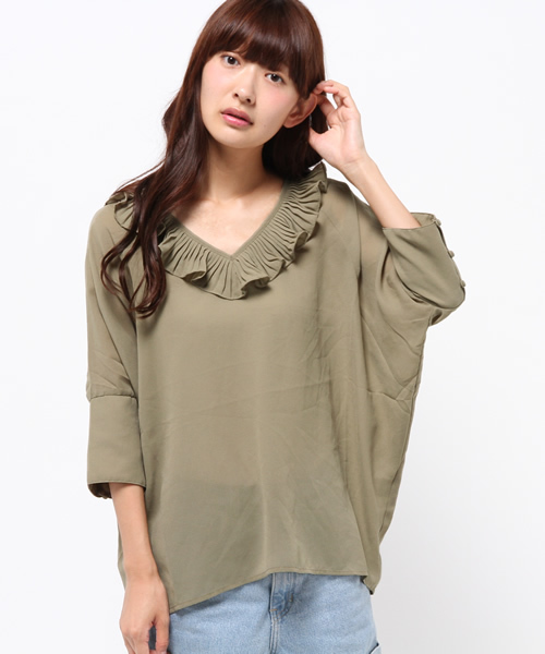 mystic（ミスティック）の「【mystic】衿フリルVプルオーバー（シャツ/ブラウス・レディース・レンガ/カーキ/ブラック・ﾌﾘ-）」の2枚目の写真