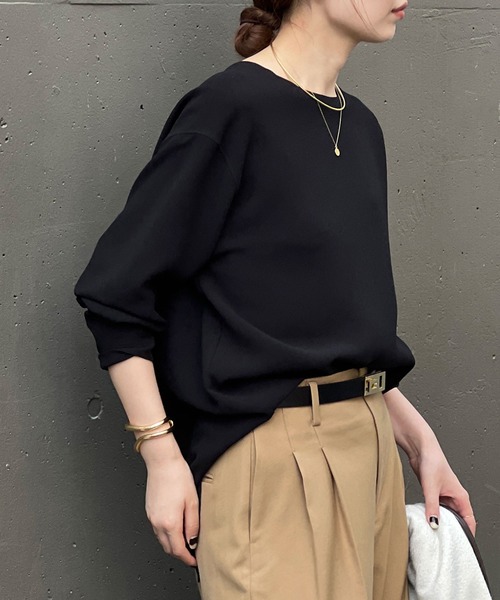 ジャケットやニットのインナーに最適！】バックスリットブラウス