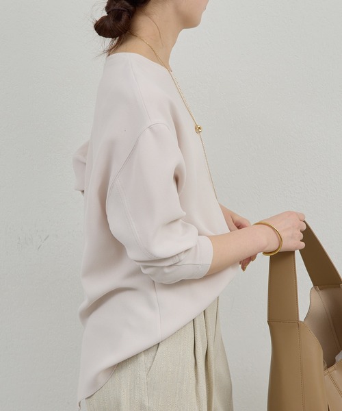 セール】【ジャケットやカーデのインナーに！】バックスリットブラウス