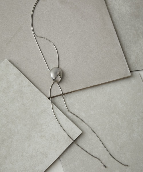 JUNRED(ジュンレッド)の「j.n.r.d / オーバルループタイ(ネックレス・メンズ・ブラック/シルバー・FREE)」の1枚目の写真