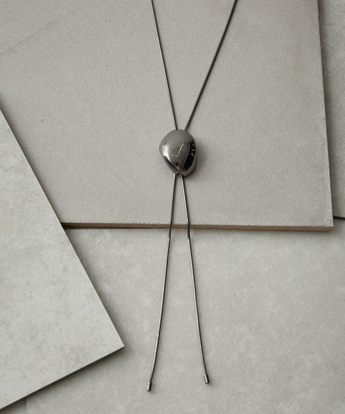 JUNRED(ジュンレッド)の「j.n.r.d / オーバルループタイ(ネックレス・メンズ・ブラック/シルバー・FREE)」の2枚目の写真