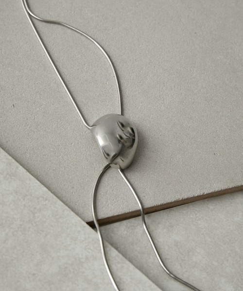 JUNRED(ジュンレッド)の「j.n.r.d / オーバルループタイ(ネックレス・メンズ・ブラック/シルバー・FREE)」の4枚目の写真