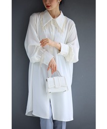 襟袖に揺れるデコレーションパールのロングシャツ