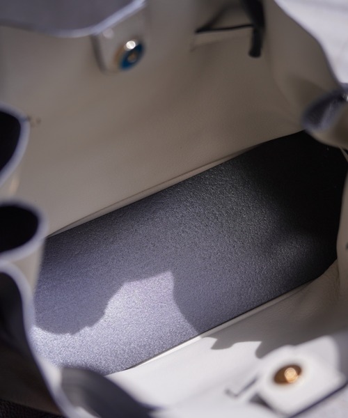 VIOLAd'ORO（ヴィオラドーロ）の「VIOLAd’ORO (ヴィオラドーロ) TRERO/V-1497/イタリアンWフェイスレザートートバッグ/Lサイズ（トートバッグ・レディース・ブラック/ベージュ/ブラウン系その他4・F）」の6枚目の写真