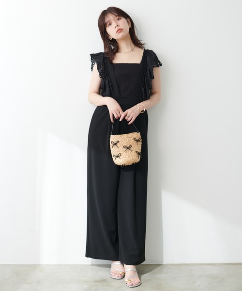 natural couture（ナチュラルクチュール）の「【WEB限定】スカラップ刺繍使いサロペット（サロペット/オーバーオール・レディース・グレイッシュベージュ/ブラック/サックスブルー・LARGE/MEDIUM）」の9枚目の写真